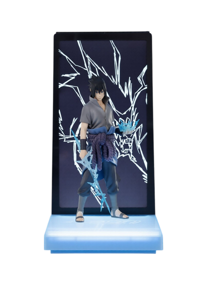Figura espositiva di Sasuke Uchiha da Naruto Shippuden per la linea Neon di Tsume Art. La statua ritrae Sasuke in piedi con abiti grigi e cinturone a corda viola mentre evoca l'energia elettrica del Chidori, collocato all'interno di un box espositivo nero con base illuminata a LED azzurri e uno sfondo scuro con profilo di drago di fulmine luminoso.