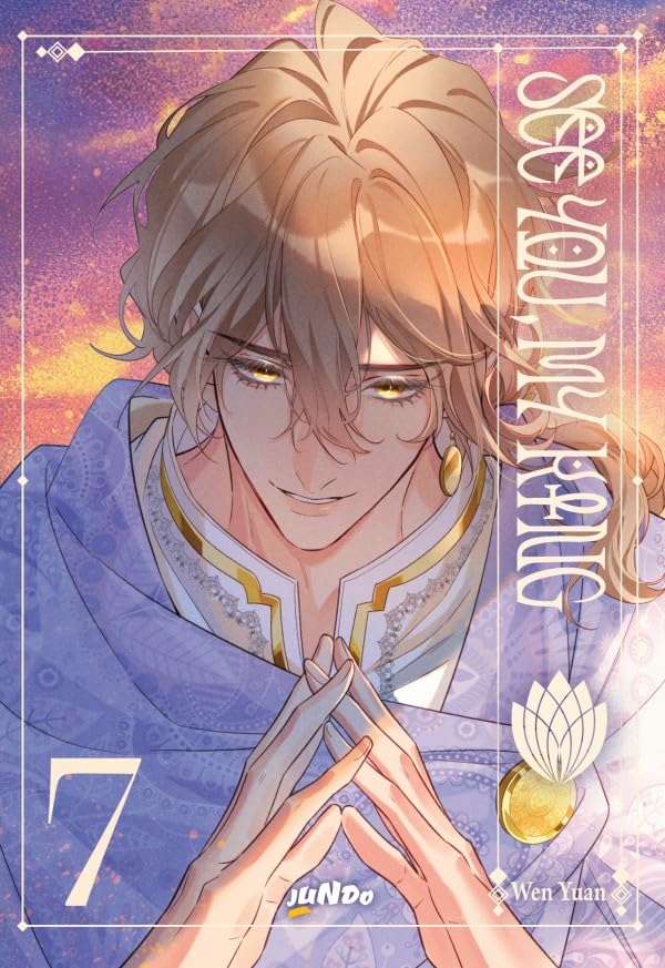 Copertina del settimo volume in italiano del manhua Boys' Love 'See You My King', edito da Jundo. L'illustrazione a colori mostra in primo piano un bellissimo personaggio maschile dai lunghi capelli castano-dorati e intensi occhi ambrati che guarda verso il basso accennando un sorriso, con le mani giunte davanti al volto. Indossa una veste cerimoniale violacea finemente decorata sopra un abito bianco con ricami dorati, impreziosita da un orecchino pendente e un medaglione d'oro a forma di loto, sullo sfondo