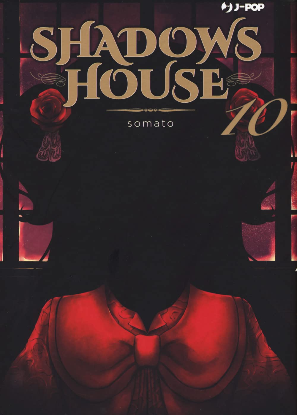 Copertina del manga Shadows House Vol. 10 edito da J-Pop. L'immagine è dominata dall'oscurità: in primo piano si vede solo il busto di Kate Shadow che indossa il suo tipico abito rosso con un grande fiocco. La sua silhouette nera si staglia contro una finestra a vetri quadrati illuminata da una luce rossa sinistra. Ai lati della sua testa spiccano due rose rosse tra i capelli. In alto a destra risalta il numero 10 in oro.