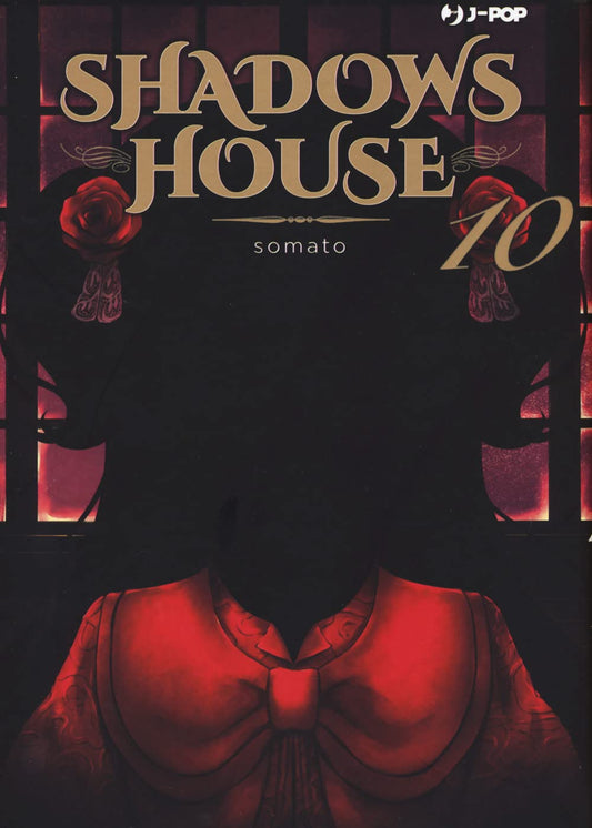 Copertina del manga Shadows House Vol. 10 edito da J-Pop. L'immagine è dominata dall'oscurità: in primo piano si vede solo il busto di Kate Shadow che indossa il suo tipico abito rosso con un grande fiocco. La sua silhouette nera si staglia contro una finestra a vetri quadrati illuminata da una luce rossa sinistra. Ai lati della sua testa spiccano due rose rosse tra i capelli. In alto a destra risalta il numero 10 in oro.