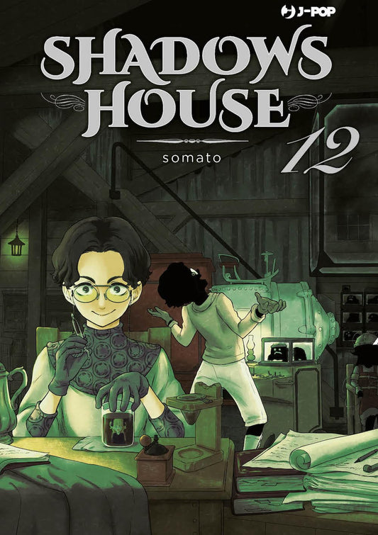Copertina del manga Shadows House Vol. 12 edito da J-Pop. In primo piano, in un laboratorio dai toni verdastri e cupi, il personaggio di Oliver è ritratto mentre indossa occhiali e guanti, maneggiando strumenti scientifici e provette. Alle sue spalle, la silhouette della sua ombra, Olly, appare in una posa dinamica. L'atmosfera suggerisce esperimenti segreti e scoperte pericolose. In alto a destra risalta il numero 12.