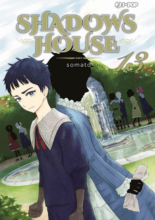 Copertina del manga Shadows House Vol. 13 edito da J-Pop. In primo piano spicca Shaun, la bambola vivente, ritratto di profilo con uno sguardo serio e malinconico. Alle sue spalle si staglia la silhouette nera della sua ombra, John, in una posa speculare. Sullo sfondo si vede un giardino fiorito con una fontana a zampillo e altre coppie di ombre e bambole che passeggiano. In alto a destra risalta il numero 13.
