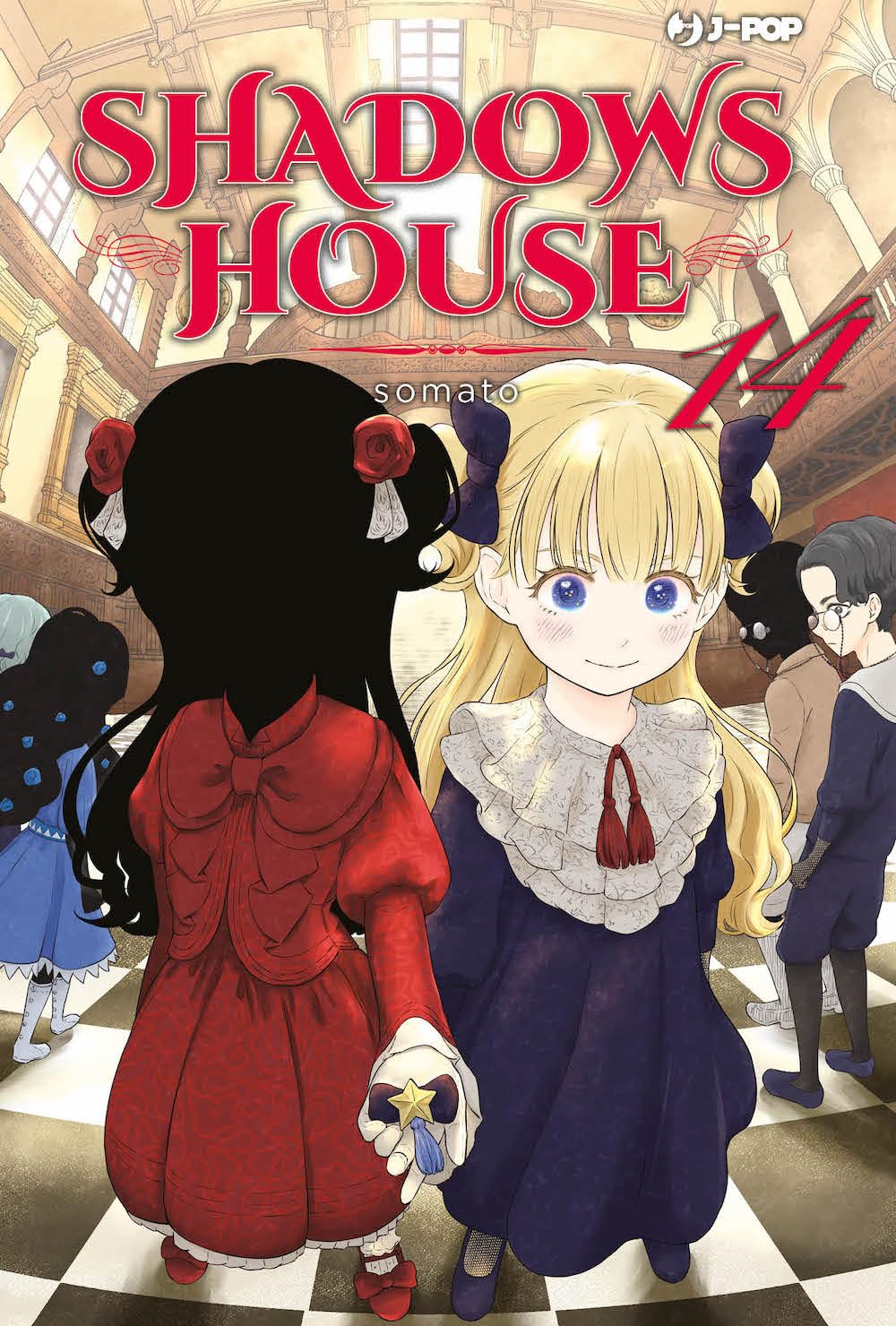 Copertina del manga Shadows House Vol. 14 edito da J-Pop. In primo piano, la bambola vivente Emilico e la sua padrona Kate Shadow camminano tenendosi per mano su un pavimento a scacchi. Emilico indossa la sua uniforme scura con colletto di pizzo e guarda avanti con un sorriso sereno, mentre Kate è una silhouette nera in abito rosso decorato. Sullo sfondo si vedono altri residenti della villa in un ambiente lussuoso e solenne. Il numero 14 risalta in rosso sulla destra.