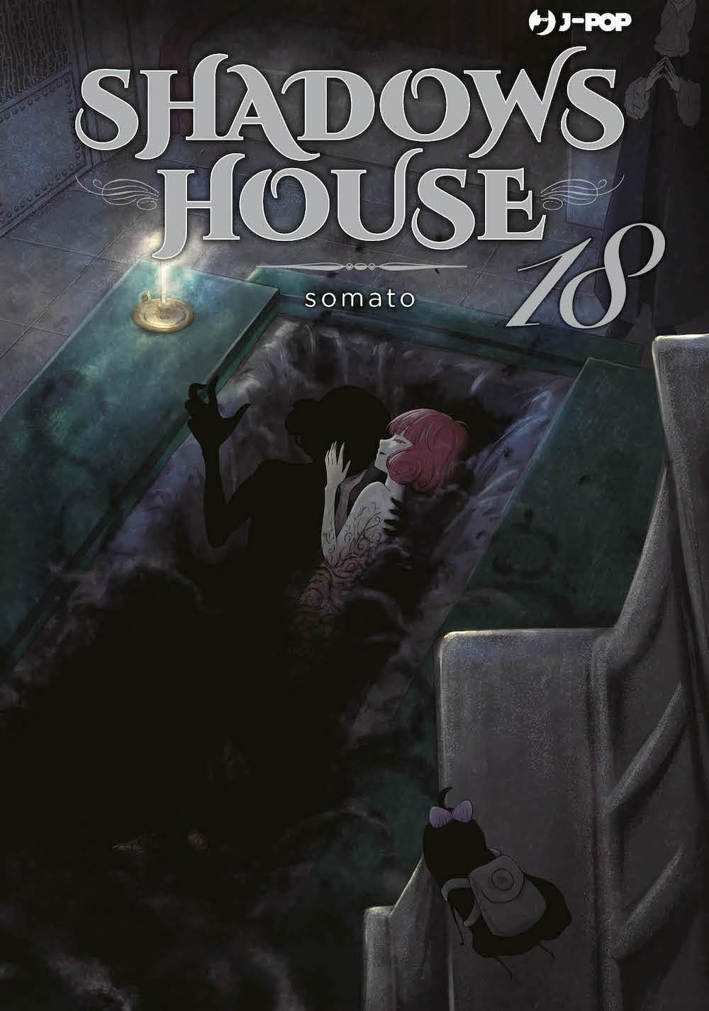 Copertina del manga Shadows House Vol. 18 edito da J-Pop. In un'atmosfera cupa e sotterranea, all'interno di quello che sembra un sarcofago o un contenitore cerimoniale riempito di fuliggine nera, Louise (l'ombra) e Lou (la bambola vivente dai capelli rosa) sono ritratte distese l'una accanto all'altra. Louise protende una mano scura verso l'alto, mentre Lou giace con gli occhi chiusi. In basso a destra, una piccola sagoma scura con un fiocco osserva la scena. Il numero 18 spicca sulla destra.
