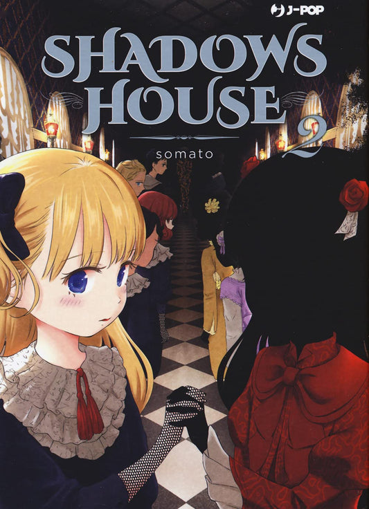 Copertina del manga Shadows House Vol. 2 edito da J-Pop. In primo piano la bambola vivente Emilico e la sua padrona Kate Shadow si tengono per mano mentre percorrono un lungo corridoio pavimentato a scacchi. Emilico guarda indietro con espressione curiosa, mentre Kate è una silhouette nera in abito rosso. Sullo sfondo si vedono altre coppie di ombre e bambole in fila.