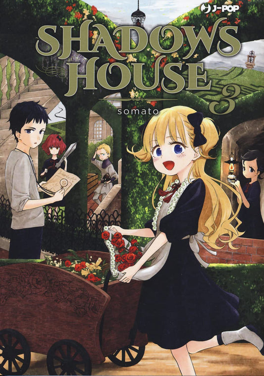 Copertina del manga Shadows House Vol. 3 edito da J-Pop. In primo piano la bambola vivente Emilico corre gioiosa spingendo una carriola di legno colma di rose rosse in un giardino labirintico. Sullo sfondo, tra siepi e archi di pietra, si vedono altri personaggi tra cui Shaun, Lou e Ram con i rispettivi sguardi concentrati. In alto troneggia il logo dorato "Shadows House" e il numero 3.