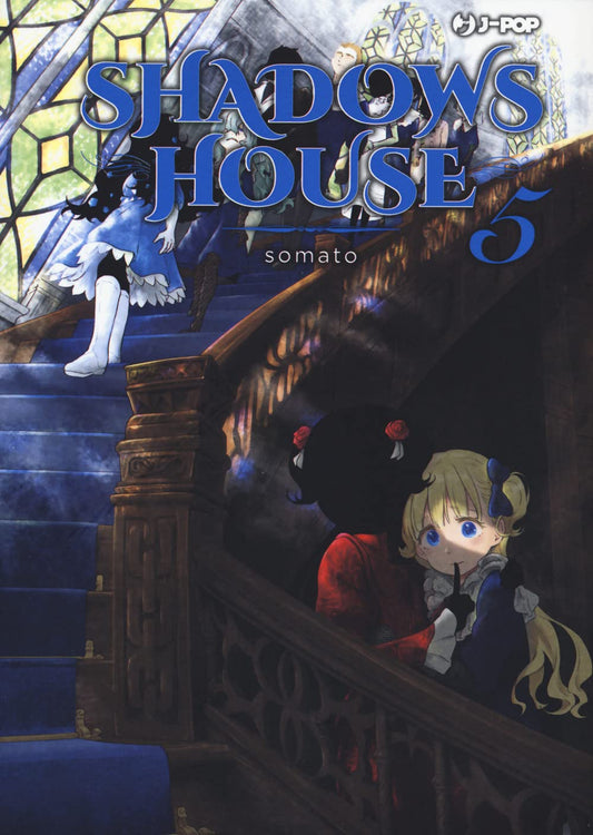 Copertina del manga Shadows House Vol. 5 edito da J-POP. L'illustrazione mostra l'interno di una tetra e maestosa villa, caratterizzata da una grande scalinata in legno ricoperta da un lungo tappeto blu. In primo piano, nascoste in penombra dietro l'elaborata ringhiera, ci sono una figura ombra (Kate) con due rose rosse tra i capelli e un abito rosso, e la sua bambola vivente bionda (Emilico), che porta un fiocco blu e fa il gesto del silenzio portando l'indice alle labbra.