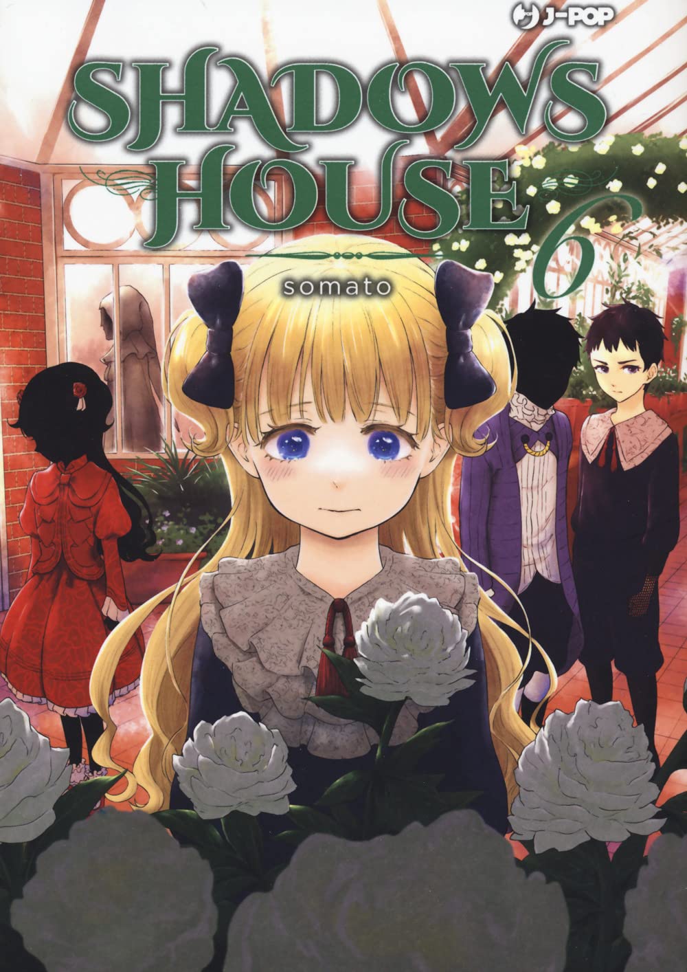 Copertina del manga Shadows House Vol. 6 edito da J-Pop. In primo piano la bambola vivente Emilico guarda dolcemente l'osservatore, incorniciata da grandi fiori bianchi. Alle sue spalle, nel rigoglioso giardino della villa, si vedono le sagome di Kate, Shaun e altri membri del casato Shadow. In alto spicca il logo verde della serie e il numero 6.