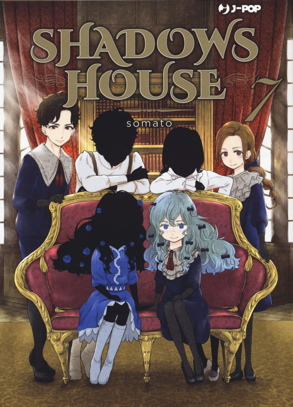 Copertina del manga Shadows House Vol. 7 edito da J-Pop. In primo piano, seduti su un lussuoso divano rosso dai bordi dorati, si vedono diverse coppie di Ombre e Bambole Viventi. Spicca una bambina dai capelli azzurro chiaro mossi con fiocchetti neri, seduta accanto alla sua Ombra. Sullo sfondo, una biblioteca maestosa e pesanti tende rosse completano l'ambientazione aristocratica. In alto a destra è ben visibile il numero 7.