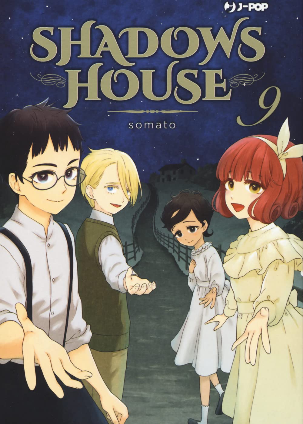 Copertina del manga Shadows House Vol. 9 edito da J-Pop. Sotto un cielo notturno punteggiato di stelle, i quattro protagonisti umani — Shaun, Ricky, Lou ed Emilico — sono ritratti in abiti civili e sorridenti, mentre percorrono un sentiero che si snoda tra i prati verso la villa in lontananza. Shaun e Lou tendono la mano verso l'osservatore in segno di invito. In alto campeggia il logo della serie e il numero 9.