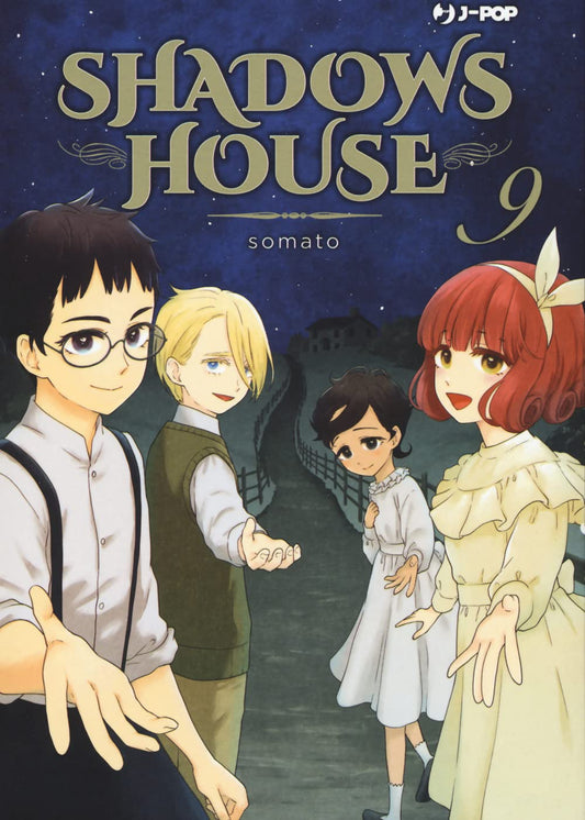 Copertina del manga Shadows House Vol. 9 edito da J-Pop. Sotto un cielo notturno punteggiato di stelle, i quattro protagonisti umani — Shaun, Ricky, Lou ed Emilico — sono ritratti in abiti civili e sorridenti, mentre percorrono un sentiero che si snoda tra i prati verso la villa in lontananza. Shaun e Lou tendono la mano verso l'osservatore in segno di invito. In alto campeggia il logo della serie e il numero 9.