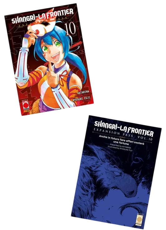 Immagine promozionale dell'edizione Expansion Pass del manga Shangri-La Frontier Vol. 10, pubblicato da Panini Planet Manga. L'immagine mostra due copertine: in alto a sinistra si trova la variant cover del volume 10, con sfondo rosso scuro e motivi geometrici, che raffigura in primo piano una ragazza sorridente dai vivaci capelli blu legati a coda, occhi verdi e un abito arancione e viola, intenta a sollevare parzialmente una maschera bianca dal viso. In basso a destra è visibile la copertina del booklet.