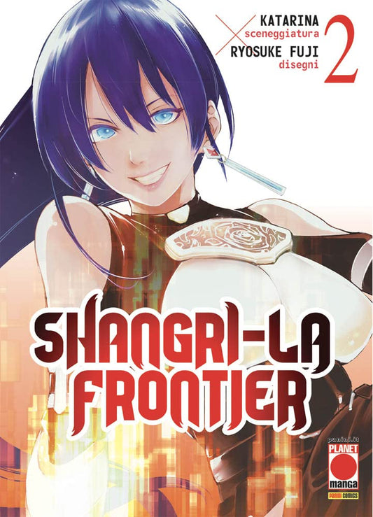 Copertina del manga Shangri-La Frontier Vol. 2, con la sceneggiatura di Katarina e i disegni di Ryosuke Fuji, edito da Panini Planet Manga. L'illustrazione mostra in primo piano una ragazza con corti capelli blu scuro e penetranti occhi azzurri, che sfoggia un sorriso sicuro e fiducioso verso il lettore. Indossa lunghi orecchini pendenti con un dettaglio a rombo rosso e regge davanti a sé un oggetto bianco arrotondato con impresso un elegante emblema a forma di rosa.