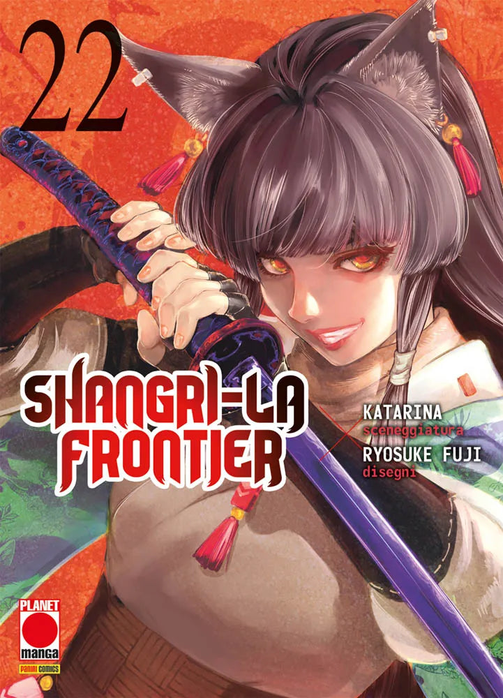Copertina del manga Shangri-La Frontier volume 22. In primo piano una affascinante ragazza dai lineamenti felini, con orecchie da animale, intensi occhi rossi e capelli scuri decorati con nappe rosse, sorride beffarda mentre estrae parzialmente una katana dal fodero. Lo sfondo è un acceso rosso aranciato con texture decorative. In alto a sinistra spicca il numero 22 nero, al centro il logo del titolo, e a destra i nomi degli autori Katarina (sceneggiatura) e Ryosuke Fuji (disegni).