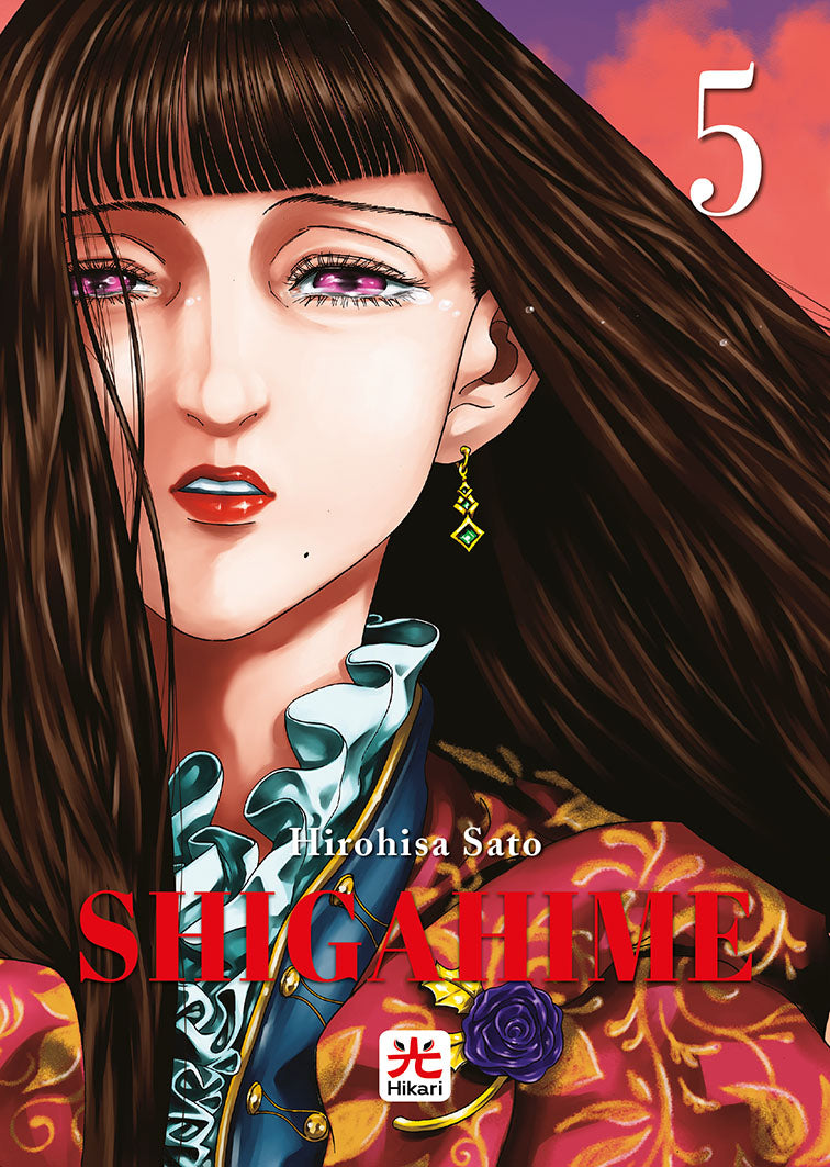 Copertina del quinto volume in italiano del manga 'Shigahime' di Hirohisa Sato, edito da Hikari Edizioni. L'illustrazione mostra in primo piano il volto malinconico e doloroso di una donna con lunghi capelli castani e frangetta, con occhi viola luminosi colmi di lacrime, vestita con una giacca rossa ricamata in oro, colletto bianco a balze e spilla a forma di rosa viola.