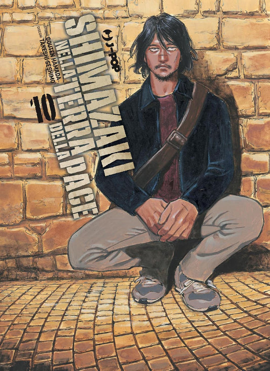 Copertina del manga Shimazaki nella Terra della Pace volume 10. Un uomo con capelli scuri di media lunghezza e una leggera barba incolta è accovacciato con le mani giunte davanti a un muro di mattoni color ocra. Indossa una giacca scura sopra una maglietta bordeaux, pantaloni beige e scarpe da ginnastica. Sulla sinistra compare il titolo in grandi caratteri stilizzati.