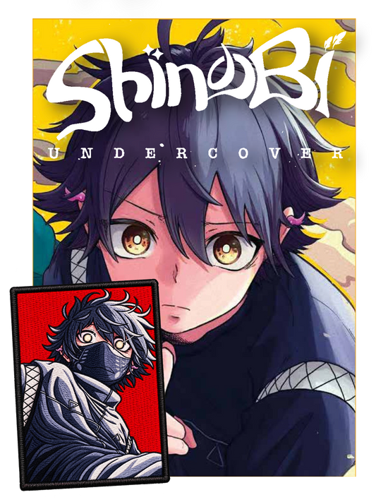 Copertina del primo volume in Edizione Variant del manga 'Shinobi Undercover' di Ippon Takegushi e Santa Mitarashi, edito da Panini Planet Manga su sfondo nero. L'illustrazione principale su sfondo giallo e ocra ritrae in primo piano il giovane ninja con capelli scuri e grandi occhi dorati, sormontato in alto dal grande titolo stilizzato 'Shinobi UNDERCOVER'. In basso a sinistra è posizionata in evidenza la maxi toppa rettangolare da collezione con il ninja mascherato in bianco e nero su sfondo rosso.