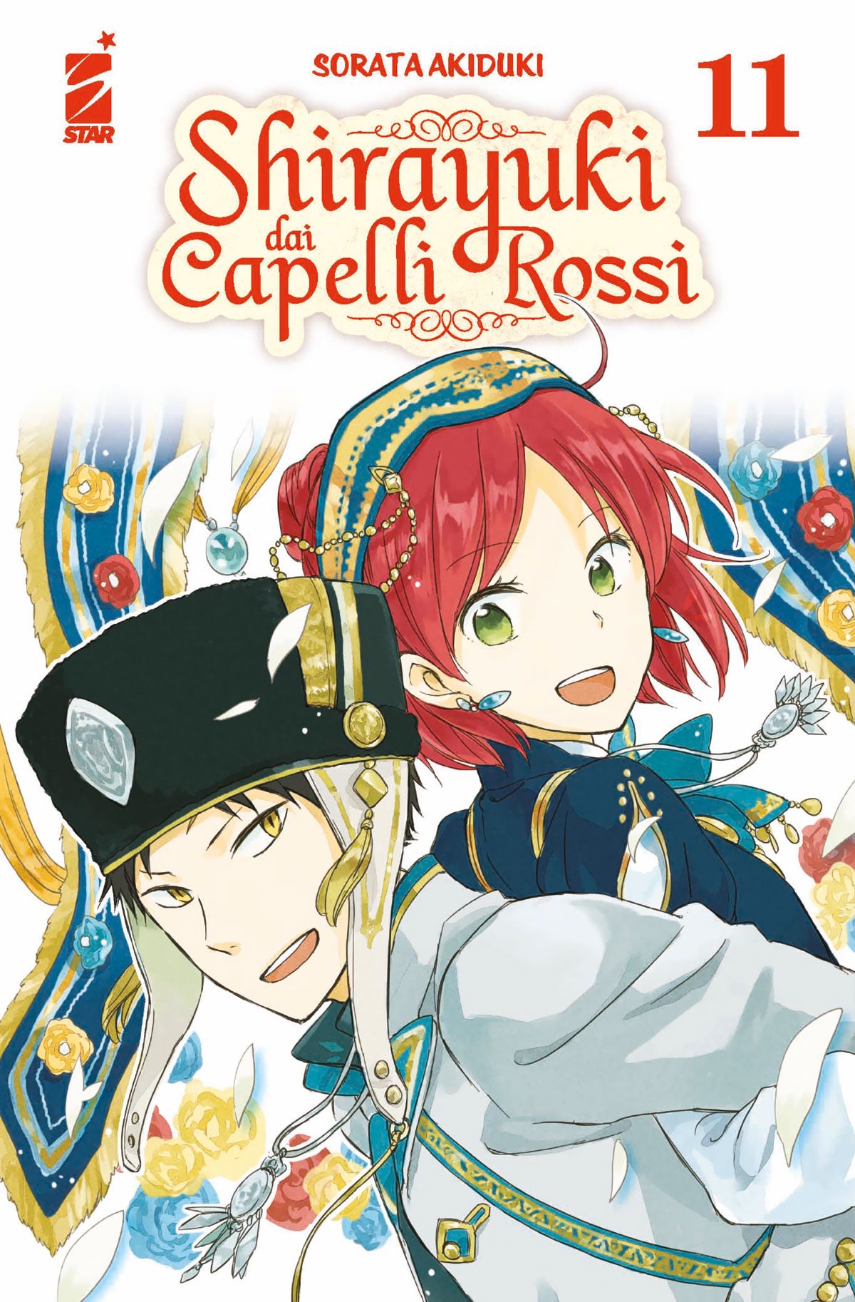 Copertina dell'undicesimo volume in italiano del manga shojo fantasy 'Shirayuki dai Capelli Rossi' di Sorata Akiduki, edito da Star Comics. L'illustrazione festosa su uno sfondo chiaro con festoni decorati e petali di fiori in volo ritrae in primo piano Obi con un cappello scuro bordato d'oro e un grande sorriso mentre porta sulle spalle Shirayuki, felice e sorridente con cappello e abiti festivi blu e oro, sormontati dal titolo SHIRAYUKI DAI CAPELLI ROSSI in rosso, dal numero 11 in alto a destra e dal logo