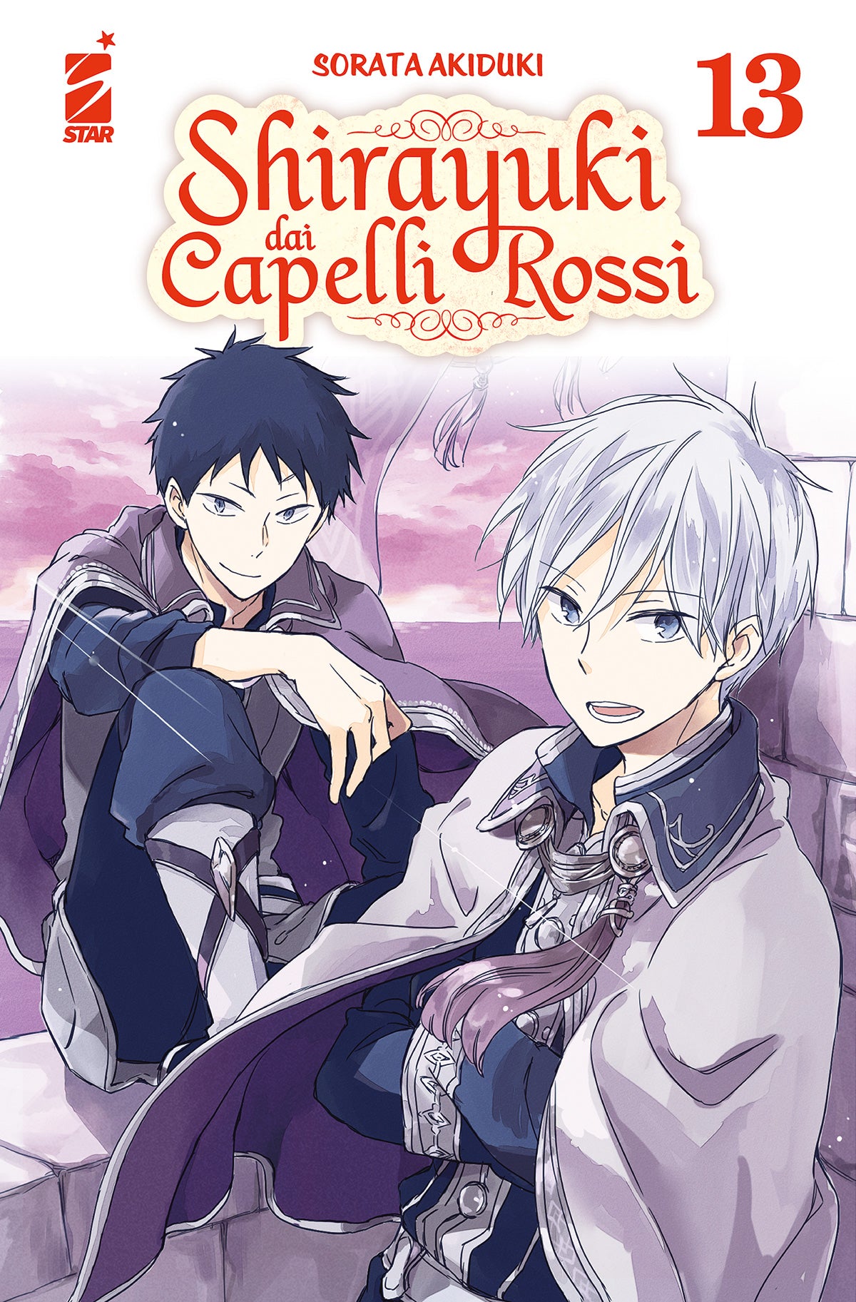 Copertina del tredicesimo volume del manga 'Shirayuki dai Capelli Rossi' di Sorata Akiduki, edito da Star Comics. L'illustrazione ritrae il principe Zen sorridente in primo piano con Obi seduto alle sue spalle su una balaustra in pietra, sormontati dal titolo e dal numero 13 in rosso.