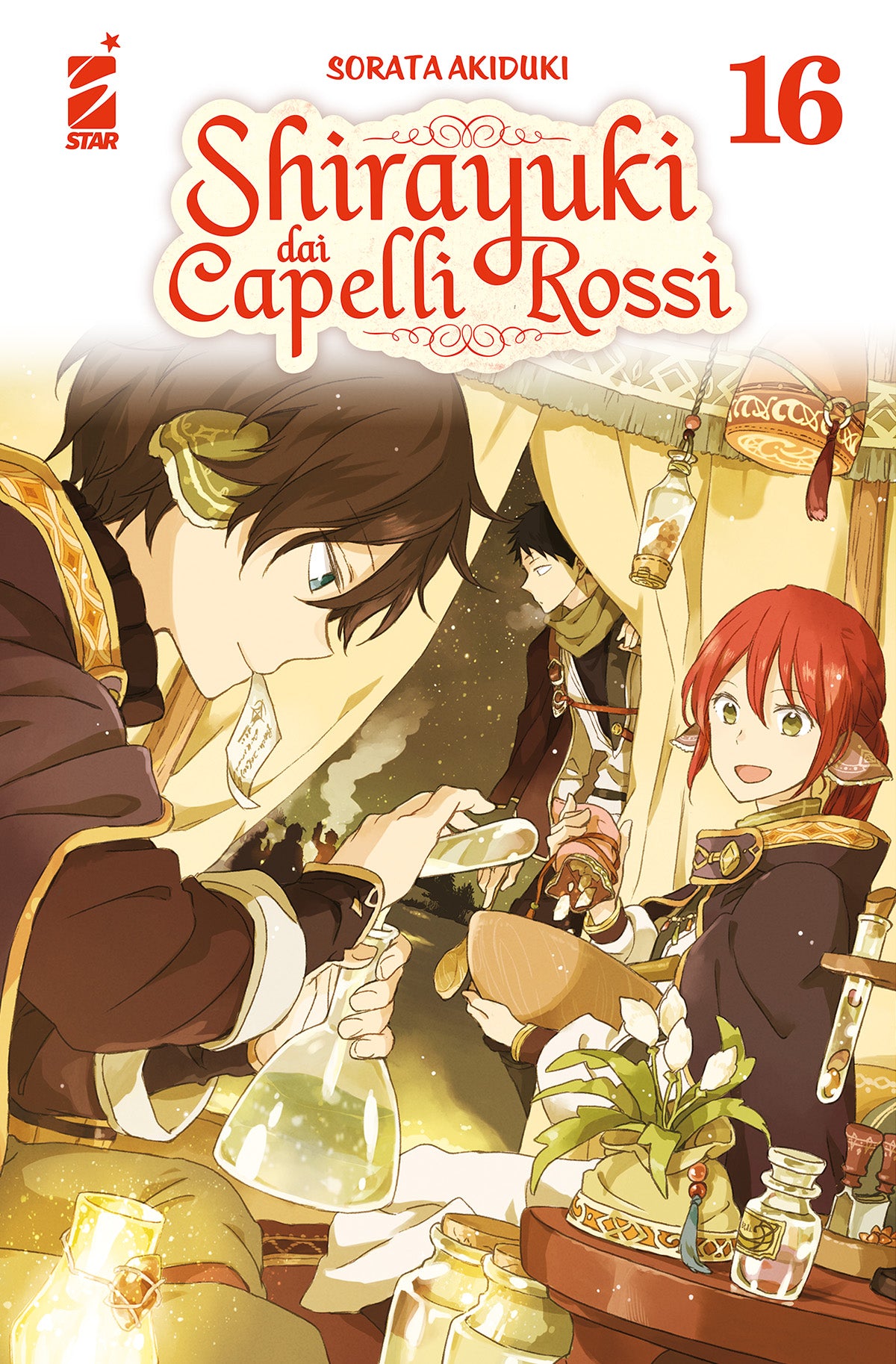 Copertina del sedicesimo volume in italiano del manga shojo fantasy 'Shirayuki dai Capelli Rossi' di Sorata Akiduki, edito da Star Comics. L'illustrazione ambientata in un laboratorio erboristico caldo e luminoso ritrae in primo piano a sinistra il giovane Ryu intento a versare un liquido in una beuta di vetro, mentre a destra Shirayuki dai capelli rossi sorride lavorando con mortaio e pestello vicino a un vaso con fiori bianchi di Olinmaris, con Obi sullo sfondo vicino all'ingresso, sormontati dal titolo S
