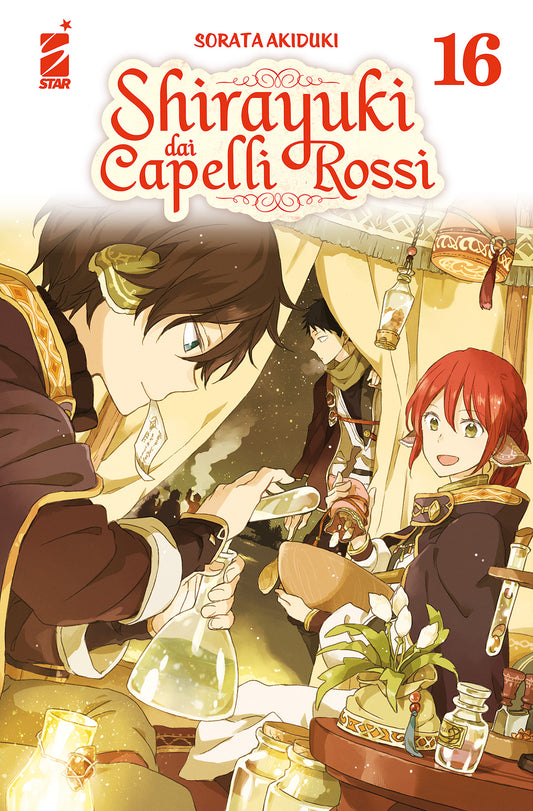 Copertina del sedicesimo volume in italiano del manga shojo fantasy 'Shirayuki dai Capelli Rossi' di Sorata Akiduki, edito da Star Comics. L'illustrazione ambientata in un laboratorio erboristico caldo e luminoso ritrae in primo piano a sinistra il giovane Ryu intento a versare un liquido in una beuta di vetro, mentre a destra Shirayuki dai capelli rossi sorride lavorando con mortaio e pestello vicino a un vaso con fiori bianchi di Olinmaris, con Obi sullo sfondo vicino all'ingresso, sormontati dal titolo S