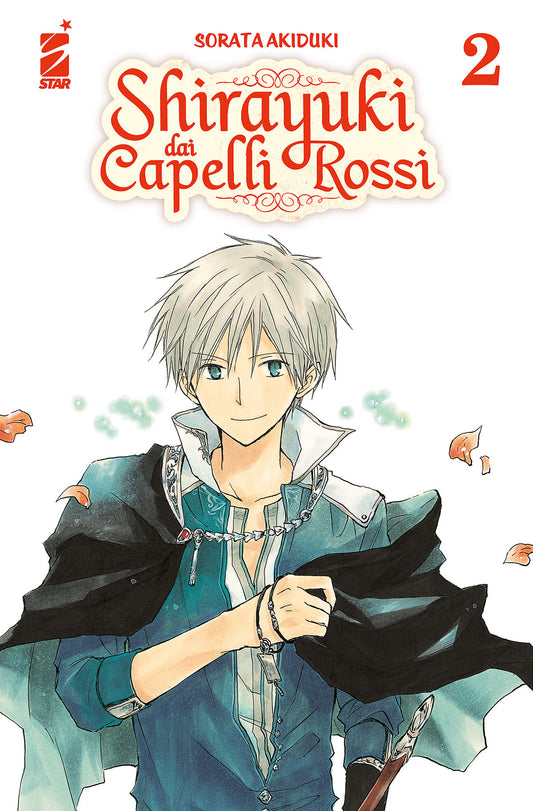 Copertina del secondo volume in italiano del manga shojo fantasy 'Shirayuki dai Capelli Rossi' di Sorata Akiduki, edito da Star Comics. L'illustrazione su uno sfondo bianco arricchito da petali di fiori in volo ritrae in primo piano a mezzo busto il principe Zen Wistaria con corti capelli d'argento, occhi azzurri e un lieve sorriso, vestito con tunica azzurro-blu, mantello nero sulle spalle e catena d'argento con ciondolo al collo, sormontato dal titolo SHIRAYUKI DAI CAPELLI ROSSI in rosso, dal numero 2 in 