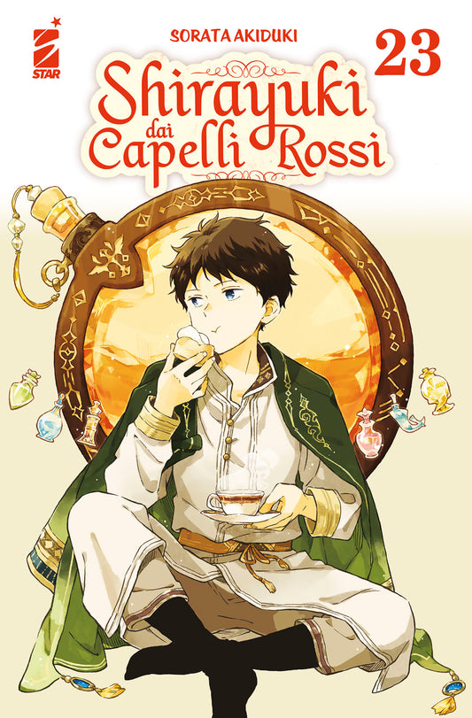 Copertina del ventitreesimo volume in italiano del manga shojo fantasy 'Shirayuki dai Capelli Rossi' di Sorata Akiduki, edito da Star Comics. L'illustrazione ritrae in primo piano il giovane Ryu seduto a gambe incrociate con mantello verde e tunica chiara mentre gusta un dolcetto e regge una tazza di tè fumante, incorniciato da una struttura circolare decorata circondata da varie boccette di pozioni ed erbe, sormontato dal titolo SHIRAYUKI DAI CAPELLI ROSSI in rosso, dal numero 23 in alto a destra e dal log