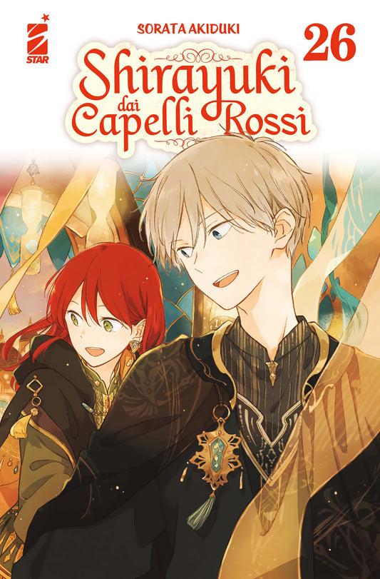 Copertina del ventiseiesimo volume del manga 'Shirayuki dai Capelli Rossi' di Sorata Akiduki, edito da Star Comics. L'illustrazione ritrae in primo piano la protagonista Shirayuki dai capelli rossi che sorride accanto a Zen dai capelli biondi, entrambi vestiti con eleganti mantelli scuri decorati in stile fantasy, sormontati dal titolo in rosso e dal numero 26 in alto a destra.