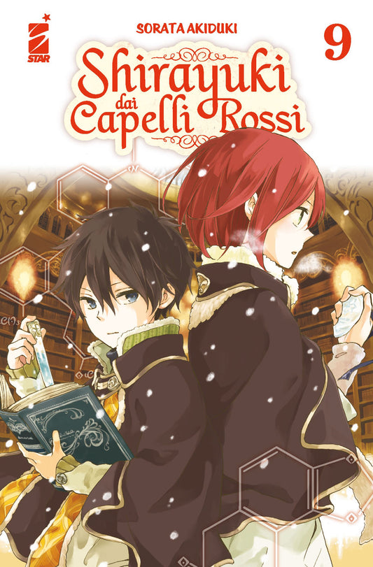 Copertina del nono volume in italiano del manga shojo fantasy 'Shirayuki dai Capelli Rossi' di Sorata Akiduki, edito da Star Comics. L'illustrazione ambientata sotto fiocchi di neve ritrae schiena contro schiena il giovane Ryu a sinistra con un libro antico aperto in mano e Shirayuki a destra dai rossi capelli corti con abiti invernali scuri e colletti di pelliccia chiara, con elementi grafici esagonali a simboleggiare le formule molecolari erboristiche, sormontati dal titolo SHIRAYUKI DAI CAPELLI ROSSI in 