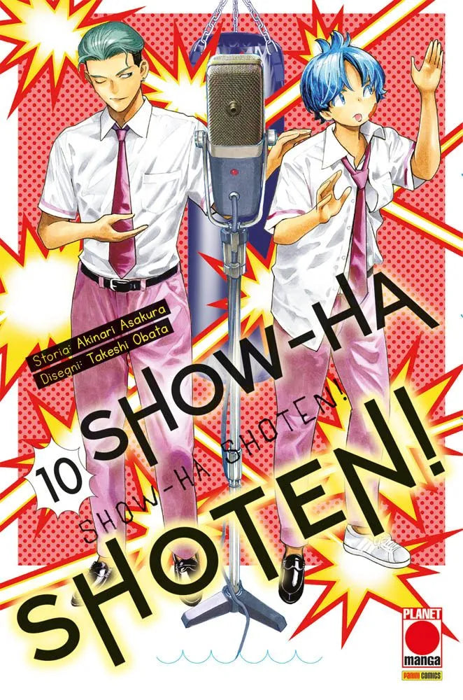 Copertina del manga Show-ha Shoten! Vol. 10 edito da Planet Manga. Su un vivace sfondo in stile pop-art, caratterizzato da pois rossi e grandi esplosioni gialle e bianche, i due giovani protagonisti si esibiscono dietro a un microfono vintage. Indossano entrambi la stessa divisa formale e stravagante: camicia bianca a maniche corte, cravatta prugna e pantaloni rosa acceso. Il ragazzo a sinistra ha un'espressione sicura e capelli lisci pettinati all'indietro, mentre quello a destra ha un'espressione sorpresa