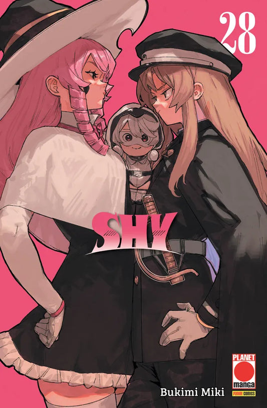 Copertina del manga Shy volume 28. L'illustrazione su un vivace sfondo rosa mostra due ragazze che si guardano in cagnesco faccia a faccia. A sinistra, una ragazza dai lunghi capelli rosa con un largo cappello da strega e una mantellina bianca. A destra, una ragazza dai capelli lunghi castano chiaro con una severa divisa militare scura e berretto, che porta una spada al fianco. Stretta tra le due, in secondo piano, sbuca la testolina della protagonista Shy con il suo tipico visore bianco.