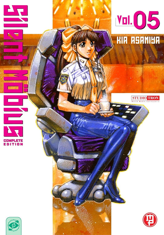 Copertina del manga Silent Mobius Vol. 5 Complete Edition; il personaggio di Yuki Saiko è seduto su una poltrona tecnologica viola e grigia, indossa una divisa bianca con cravatta gialla e un grande fiocco tra i capelli, mentre tiene in mano una tazzina bianca su sfondo arancione.