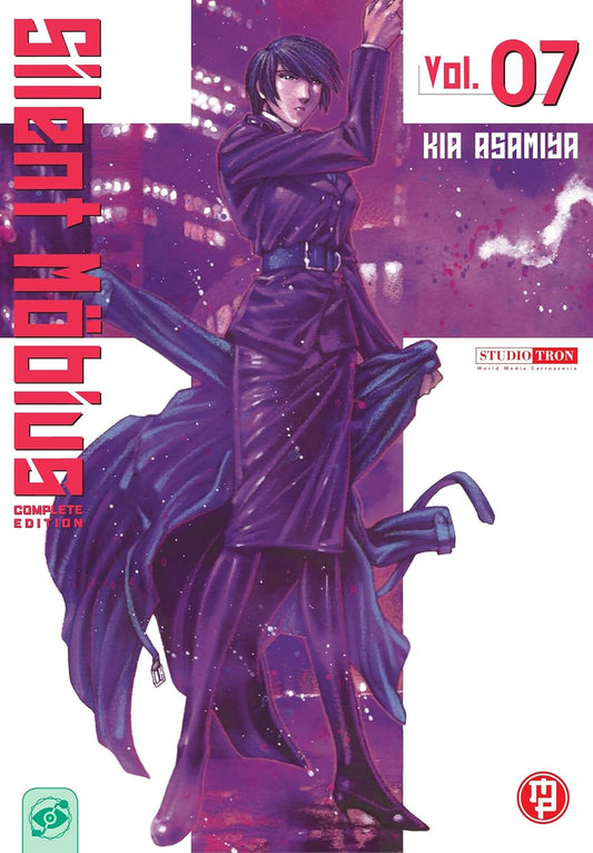Copertina del manga Silent Mobius Vol. 7 (Complete Edition). Katsumi Liqueur, con capelli corti scuri e una divisa tattica viola con un lungo mantello al vento, si staglia su uno sfondo notturno dalle tonalità fucsia e viola.