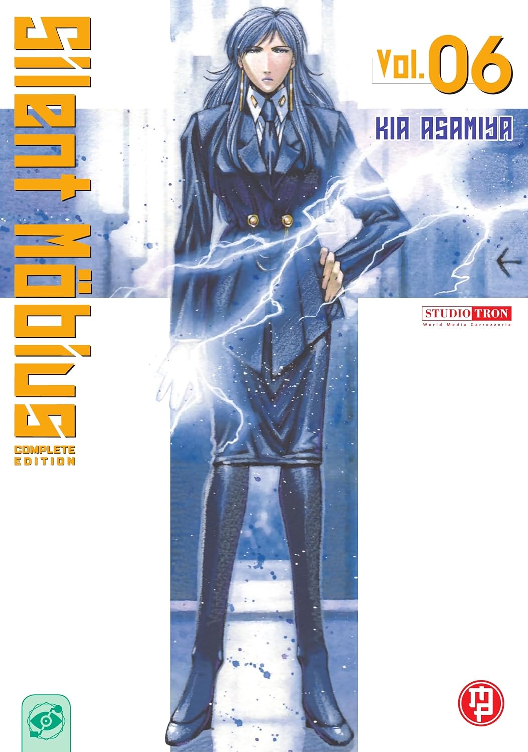 Copertina del manga Silent Mobius Vol. 6 edito da Magic Press. L'illustrazione mostra una donna dai lunghi capelli scuri, vestita con una rigorosa uniforme blu, giacca doppiopetto e stivali alti. Il suo volto ha un'espressione seria e concentrata. Dalla sua mano destra e lungo il corpo scaturiscono potenti scariche di energia elettrica biancastra. L'immagine è incorniciata in una forma a croce su uno sfondo bianco. Sulla sinistra, in verticale, il titolo "Silent Mobius COMPLETE EDITION" in arancione. In alt