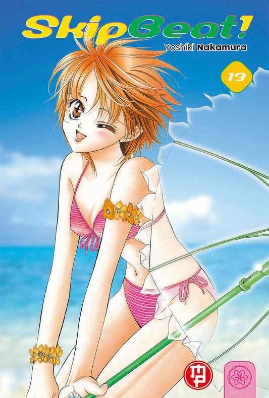 Copertina del tredicesimo volume del manga 'Skip Beat!' di Yoshiki Nakamura, edito da Magic Press. L'illustrazione ritrae Kyoko Mogami in bikini rosa a strisce in spiaggia mentre tiene un ombrellino da sole, sormontata dal titolo e dal numero 13.