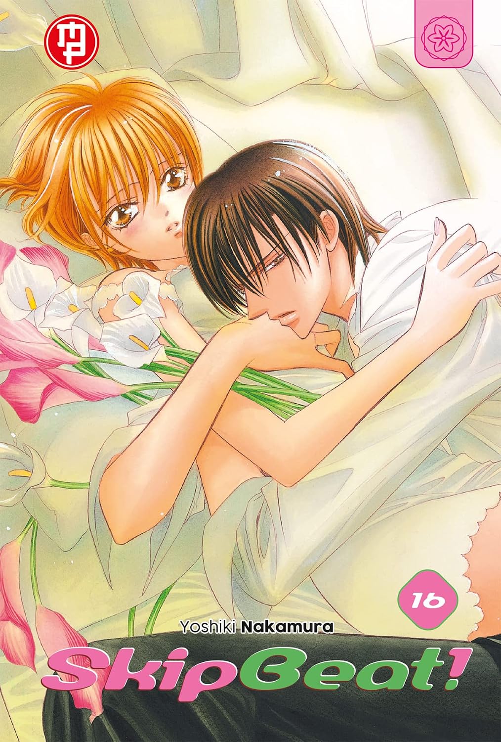 Copertina del sedicesimo volume del manga 'Skip Beat!' di Yoshiki Nakamura, edito da Magic Press. L'illustrazione ritrae Kyoko Mogami e Ren Tsuruga stesi insieme tra fiori rosa e bianchi, affiancati dal numero 16.