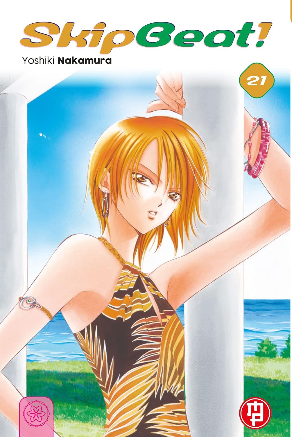 Copertina del ventunesimo volume del manga 'Skip Beat!' di Yoshiki Nakamura, edito da Magic Press. L'illustrazione ritrae Kyoko con capelli corti dorati e abito estivo mentre si appoggia a una colonna con il mare sullo sfondo.