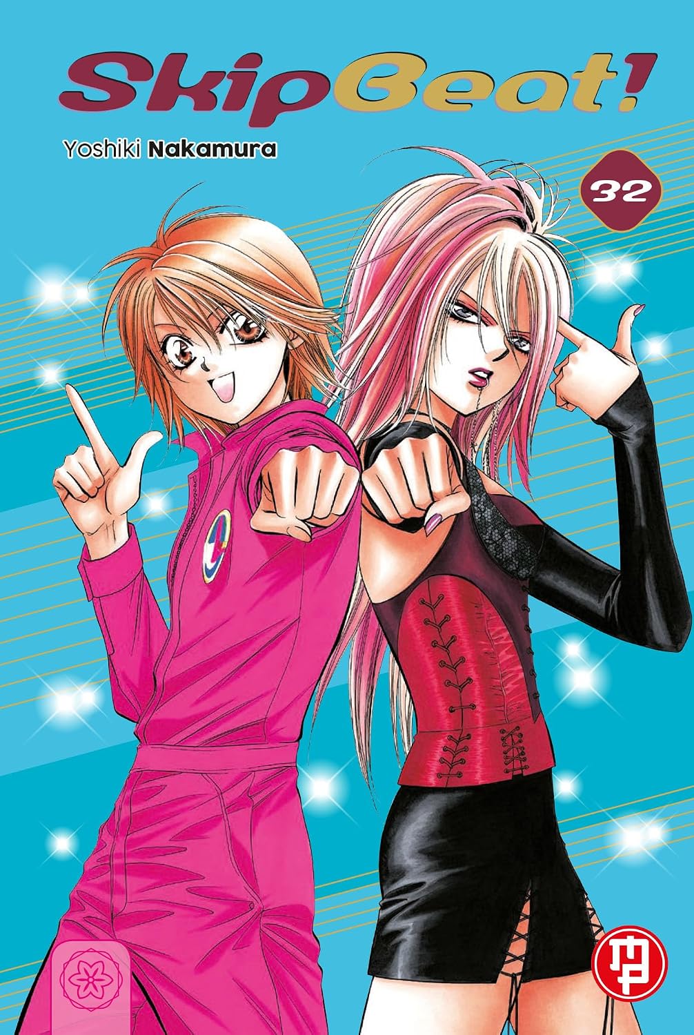 Copertina del volume 32 di Skip Beat! edito da Magic Press con Kyoko in tuta rosa e Kanae in stile rock goth.
