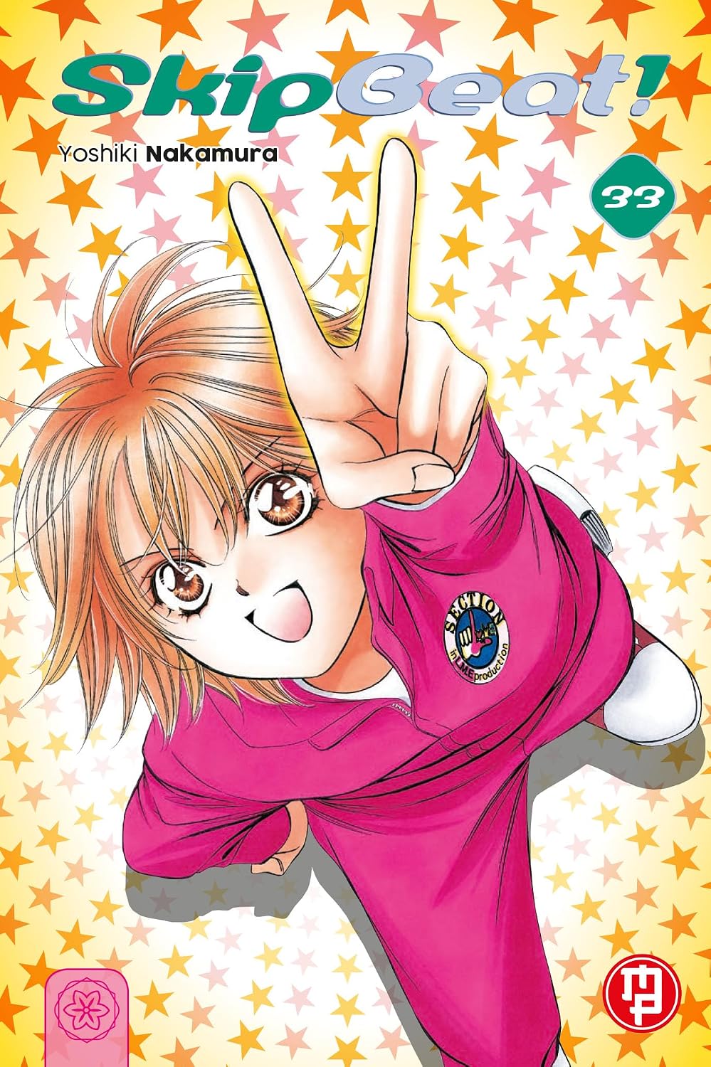 Copertina del trentatreesimo volume del manga 'Skip Beat!' di Yoshiki Nakamura, edito da Magic Press. L'illustrazione ritrae Kyoko in tuta rosa mentre fa il segno di vittoria su uno sfondo di stelle, sormontata dal titolo e dal numero 33.