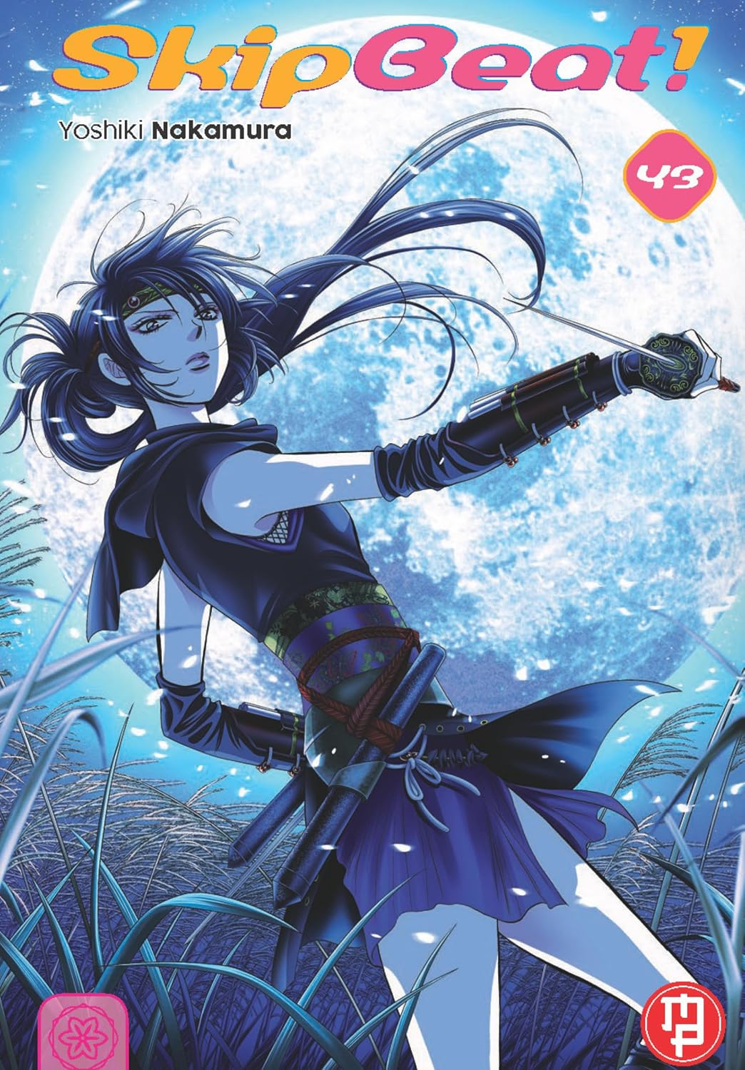 Copertina del volume 43 di Skip Beat! edito da Magic Press con Kyoko vestita da ninja con pugnale davanti a una grande luna piena.