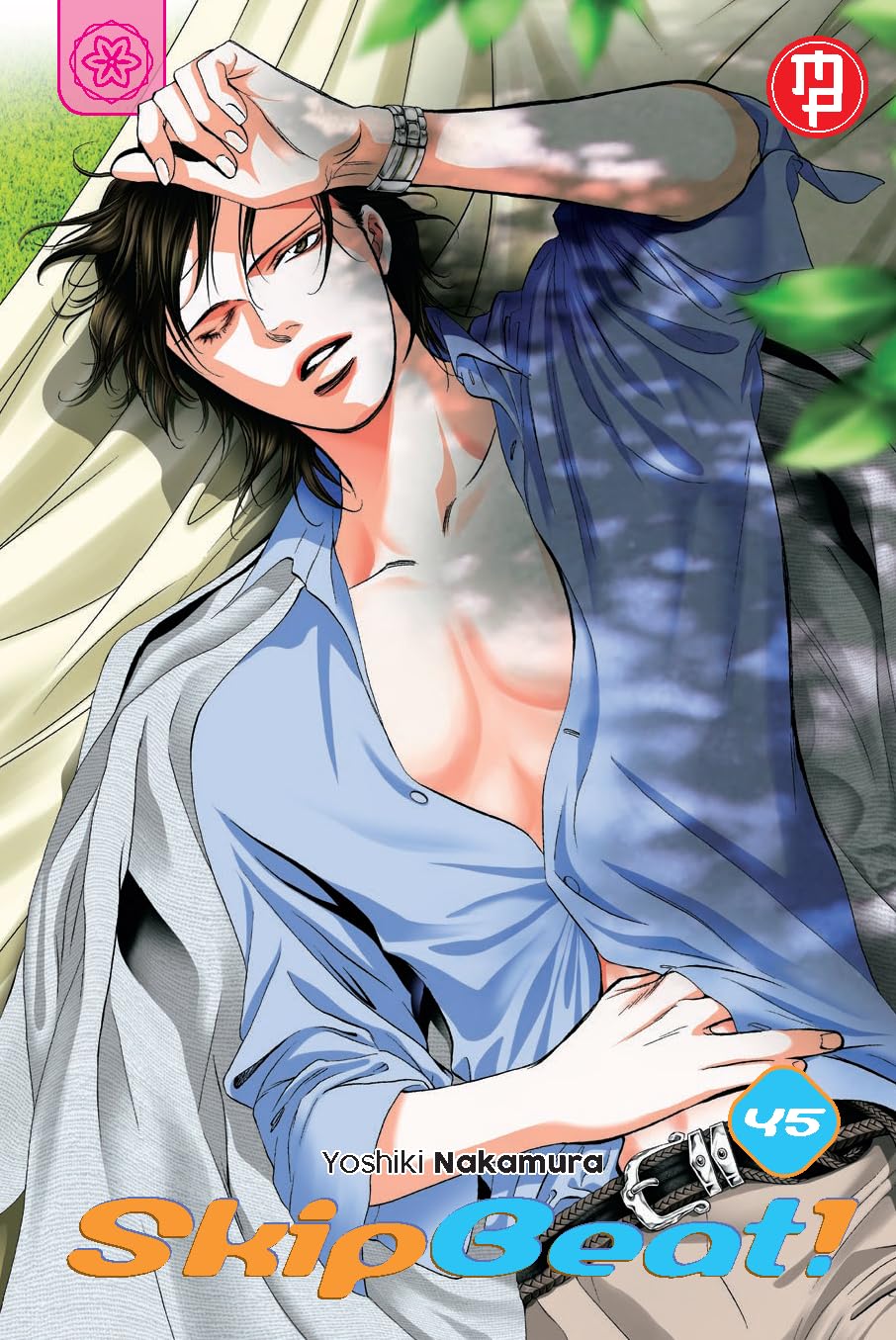 Copertina del quarantacinquesimo volume del manga 'Skip Beat!' di Yoshiki Nakamura, edito da Magic Press. L'illustrazione ritrae Ren Tsuruga sdraiato in camicia blu sbottonata, con il numero 45 e il titolo in basso.