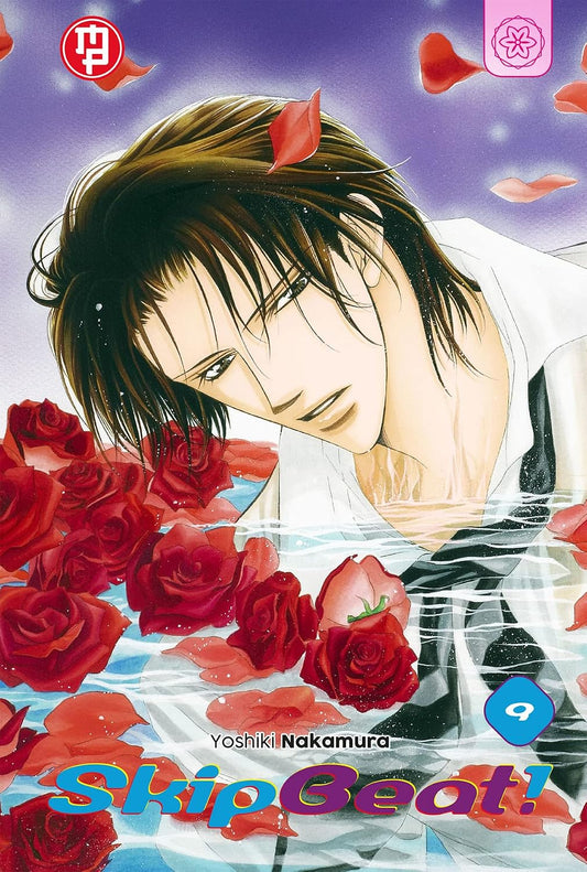 Copertina del volume 9 di Skip Beat! edito da Magic Press con Ren Tsuruga immerso nell'acqua tra rose rosse.