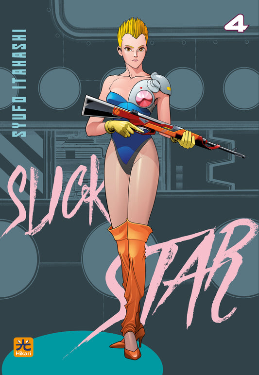 Copertina del manga Slick Star Vol. 4, scritto e disegnato da Syufo Itahashi ed edito in Italia da Hikari Edizioni. In primo piano si erge una ragazza dai corti capelli biondi con un'espressione decisa e impassibile. Indossa un aderente body blu sgambato, una spalliera cibernetica argentata con un nucleo sferico rosa, guanti gialli e lunghissimi stivali arancioni con tacco che le coprono interamente le cosce. Tra le mani stringe con sicurezza un fucile futuristico rosso, nero e grigio. Lo sfondo è composto 