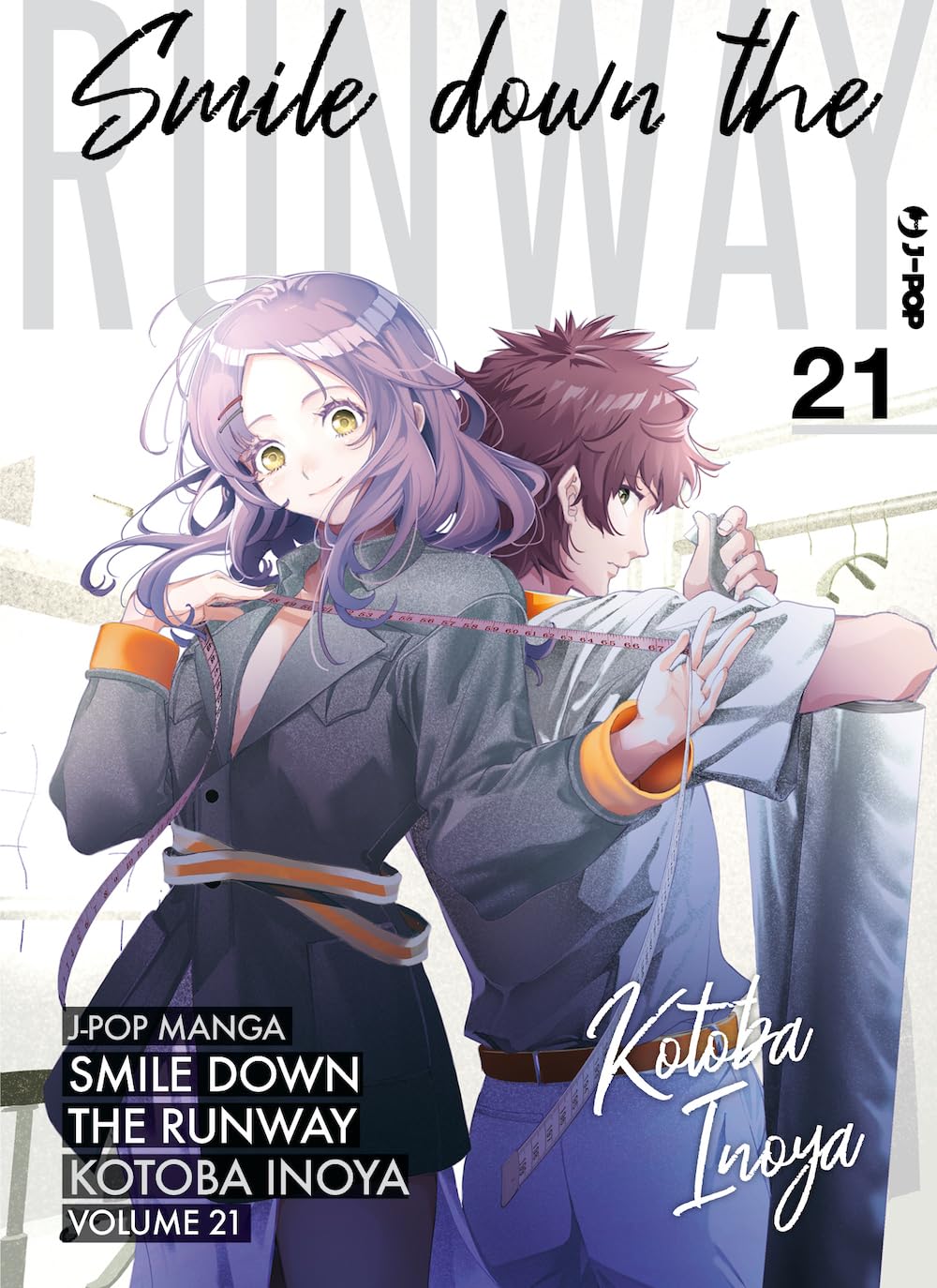 Copertina del ventunesimo volume in italiano del manga sulla moda 'Smile Down The Runway' di Kotoba Inoya, edito da J-POP Manga. L'illustrazione ritrae in un atelier di sartoria i due protagonisti schiena contro schiena: a sinistra la modella Chiyuki Fujito dai lunghi capelli viola sfumati e occhi dorati mentre sorride indossando una giacca grigio scuro con un metro da sarta al collo, e a destra lo stilista Ikuto Tsumura dai capelli castani scompigliati mentre srotola un pezzo di stoffa blu con il metro in 