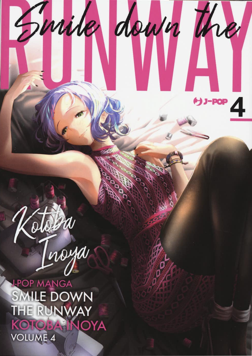 Copertina del quarto volume in italiano del manga 'Smile Down The Runway' di Kotoba Inoya, edito da J-POP Manga. L'illustrazione ritrae la modella Kokoro Hasegawa con corti capelli viola sfumati d'azzurro sdraiata a terra tra rocchetti di filo e forbici da sartoria, vestita con un abito fucsia ricamato e collant neri, sormontata dal titolo Smile down the RUNWAY e dal numero 4 in alto a destra.