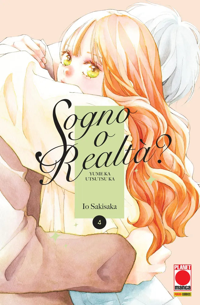 Copertina del quarto volume in italiano del manga 'Sogno O Realtà? Yume Ka Utsutsu Ka' di Io Sakisaka, edito da Planet Manga. L'illustrazione in stile acquerello ritrae da vicino una ragazza dai lunghi capelli ondulati colore arancio e luminosi occhi verdi stretta in un abbraccio con un ragazzo dai capelli chiari, con il titolo Sogno o Realtà? e il numero 4 incorniciati al centro su fondo verde chiaro.