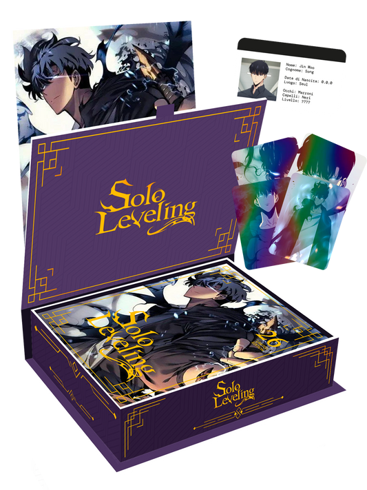Il contenuto del Solo Leveling Limited Box su sfondo scuro: al centro il volume 26 con copertina Variant, circondato dal maxi poster srotolato, la tessera Hunter e le carte olografiche che riflettono la luce.