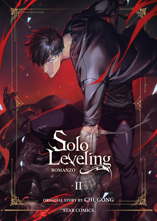 Copertina del secondo volume del romanzo di Solo Leveling, che mostra il protagonista Jinwoo Sung in una posa dinamica e scattante, con capelli scuri e un occhio azzurro luminoso, vestito di nero, circondato da linee rosse fiammeggianti e una cornice dorata.