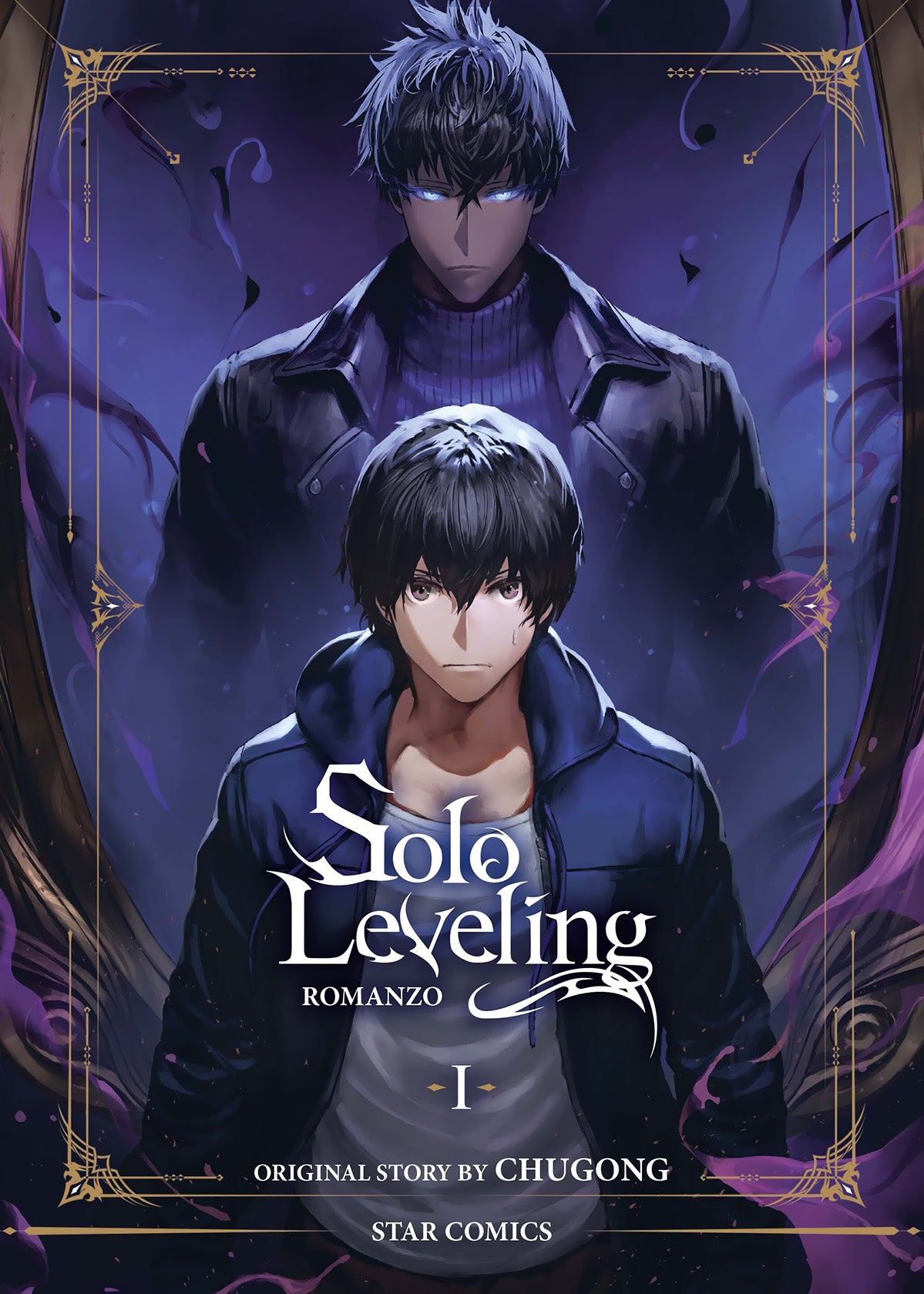 Copertina del libro Solo Leveling Romanzo volume 1. Al centro, in primo piano, si trova il giovane protagonista Jinwoo Sung con un'espressione tesa, i capelli scuri e una felpa blu. Alle sue spalle incombe una sua versione più adulta e minacciosa, avvolta nell'oscurità e con luminosi occhi azzurri. L'illustrazione è incorniciata da eleganti decorazioni dorate su uno sfondo viola e nero. In basso sono visibili le diciture "ORIGINAL STORY BY CHUGONG" e il logo "STAR COMICS".