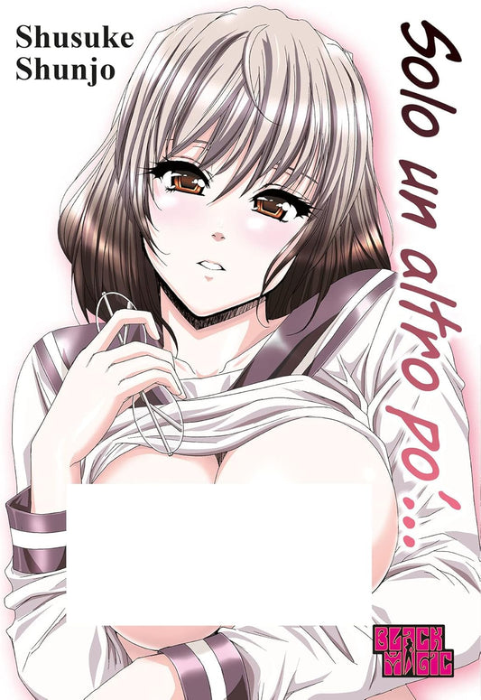 Copertina del manga Solo Un Altro Po' di Shusuke. Una ragazza con capelli castani corti e occhiali in mano posa con uno sguardo timido e sensuale.